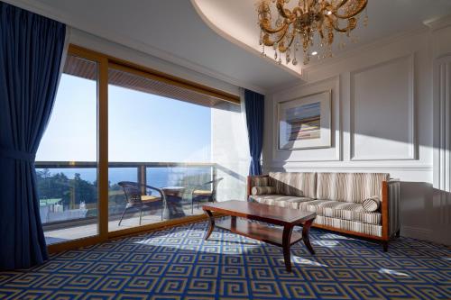 GoldOne Hotel & Suites tesisinde bir oturma alanı