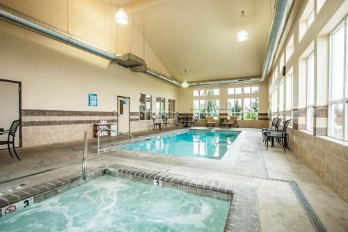 a pool in a building with a swimming pool at Comfort Inn & Suites McMinnville Wine Country in McMinnville