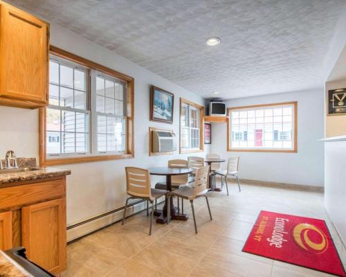 a kitchen and dining room with a table and chairs at Econo Lodge in Saint Albans