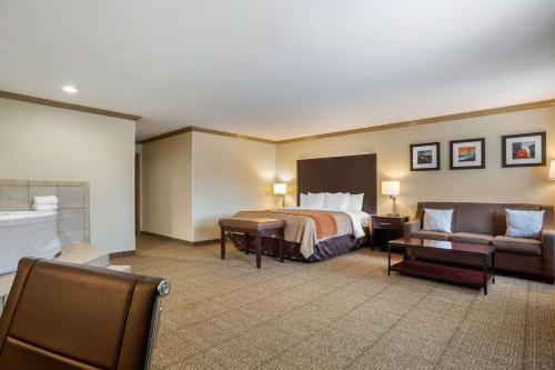 um quarto de hotel com uma cama e um sofá em Comfort Inn Castro Valley em Castro Valley
