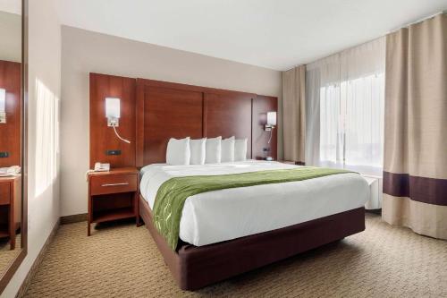 Säng eller sängar i ett rum på Comfort Suites Omaha East-Council Bluffs