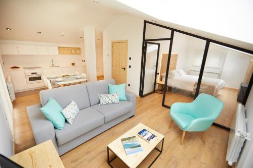 a living room with a couch and a table at Apartamentos Arumes do Mar e Montaña - Viveiro in Viveiro