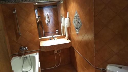 een badkamer met een wastafel en een spiegel bij Апартменты Комплекс Атриум in Elenite