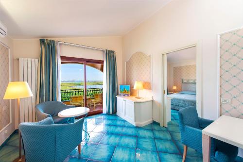 Cette chambre d'hôtel comprend un lit et un balcon. dans l'établissement Hotel Santa Gilla, à Capoterra