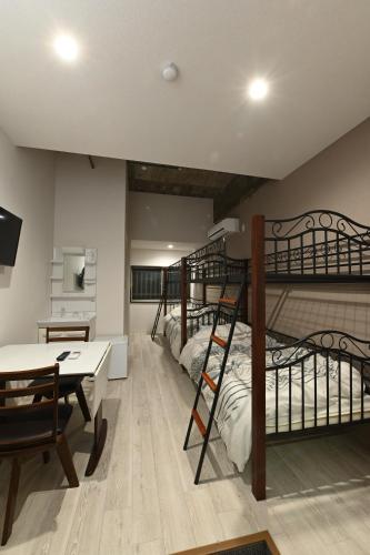 Postel nebo postele na pokoji v ubytování Suzumaru Hotel