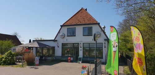 a building with two skis in front of it at Appartement Soigner! in Egmond-Binnen
