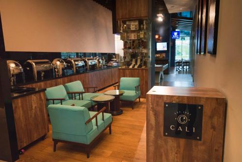 a restaurant with a bar with chairs and a counter at Park Avenue Rochester in Singapore