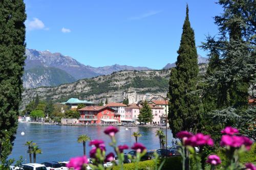 vista su un lago con case e fiori di Casa Romani Lake Apartments a Torbole