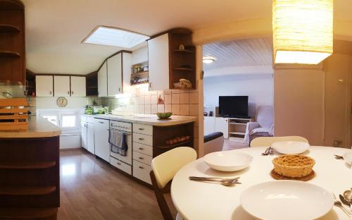 eine Küche mit einem Tisch und einem Esszimmer in der Unterkunft Apartment L&M in Piran