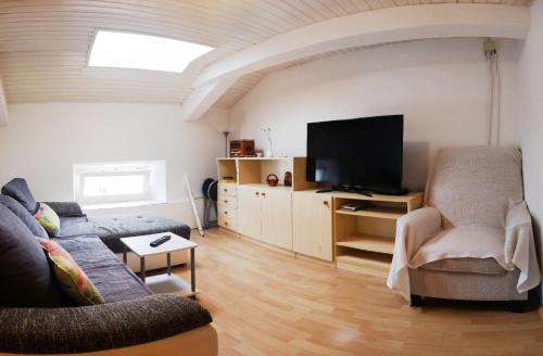 ピランにあるApartment L&Mのソファと薄型テレビのあるリビングルーム