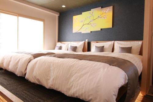 1 dormitorio con 2 camas con sábanas blancas en Sakura Stay Yoga 301, en Tokio