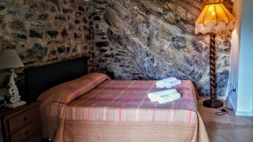 1 dormitorio con 1 cama con toallas en Agriturismo Osteria du Barba Pe' - Casa Cassini, en Bordighera