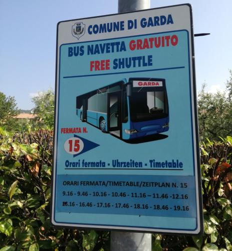 a sign for a bus waevaria circulator free shuttle at Le Giare Apartments Garda in Garda