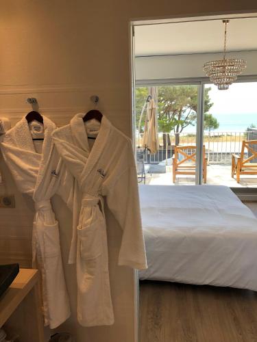 Un ou plusieurs lits dans un hébergement de l'établissement Le Diana Hôtel & Spa