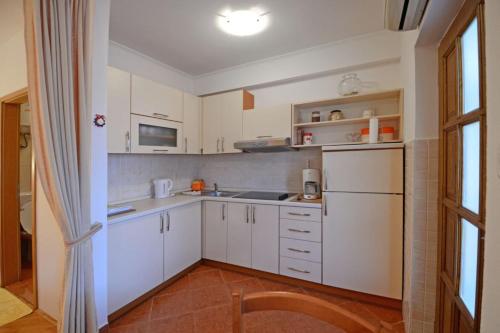 Una cocina o zona de cocina en Apartments and Rooms Branka