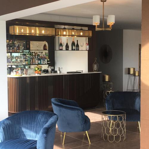 Salon ou bar de l'établissement Le Diana Hôtel & Spa