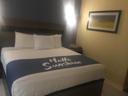 Katil atau katil-katil dalam bilik di Days Inn by Wyndham Freeport