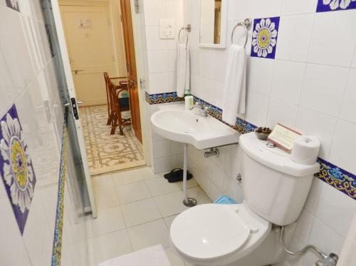 a bathroom with a toilet and a sink at Hotel Arya Niwas in Jaipur