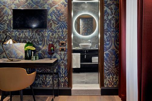 a bathroom with a hallway with a sink and a mirror at Hotel American-Dinesen in Venice
