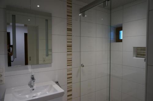 a bathroom with a sink and a shower at Landhaus Garsella in Brand