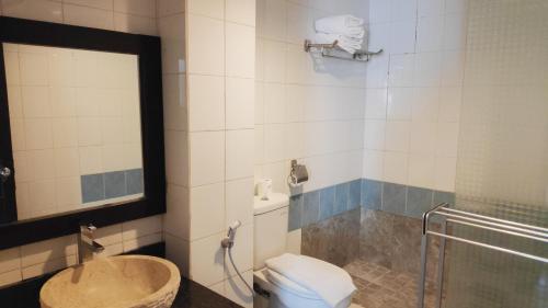 Koupelna v ubytování Puri Saron Denpasar Hotel