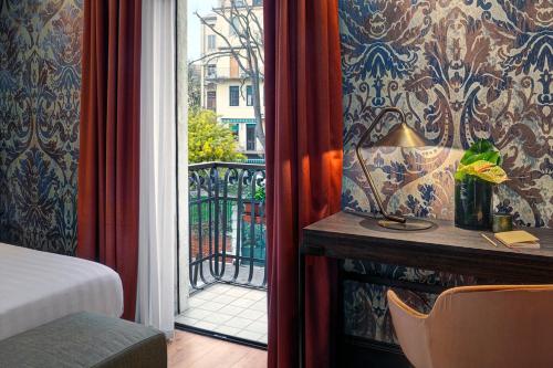 a bedroom with a bed and a window with a view at Hotel American-Dinesen in Venice