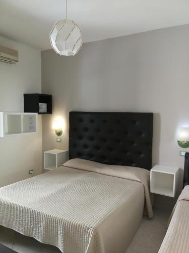 Una cama o camas en una habitación de IG-Tysandros Hotel Apartments