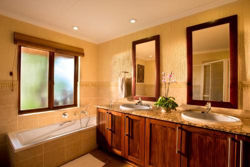 Ett badrum på Kruger Park Lodge
