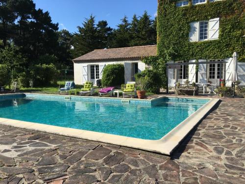 - une piscine en face d'une maison dans l'établissement Les galets de Cayola, à Les Sables-dʼOlonne