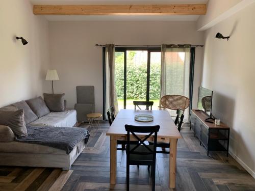 un salon avec une table et un canapé dans l'établissement Maison Corse, à Aléria