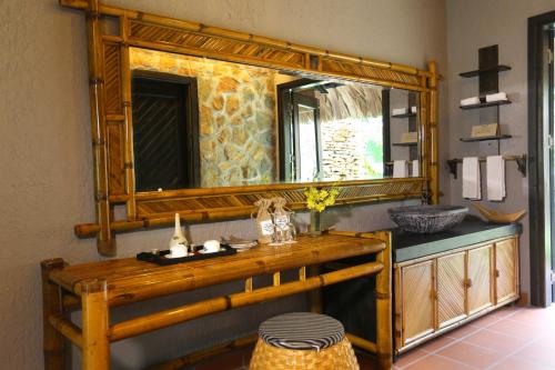 ein Badezimmer mit einem großen Spiegel an der Wand in der Unterkunft Mai Chau Ecolodge in Mai Châu