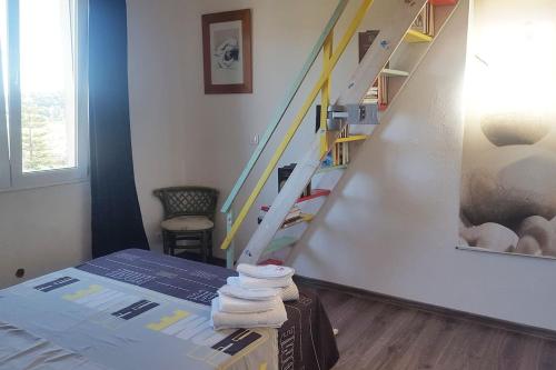 une chambre avec un lit et un escalier avec des serviettes dans l'établissement Villa LES FIGUIERS, à Cavalaire-sur-Mer