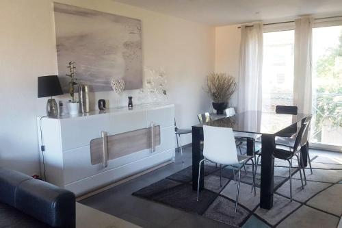 un salon avec une table et des chaises de salle à manger dans l'établissement Villa LES FIGUIERS, à Cavalaire-sur-Mer