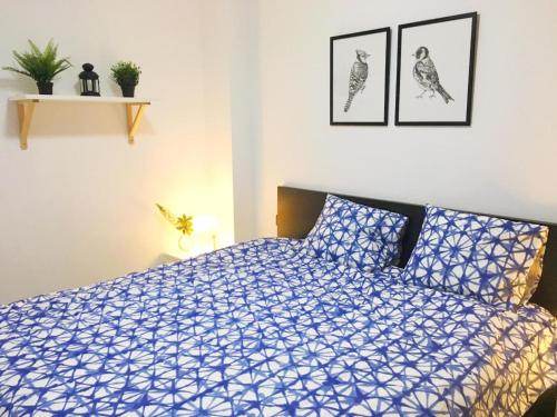 una camera con un letto e un piumone blu e bianco di Farray Beach Flat III by Canary365 a Las Palmas de Gran Canaria