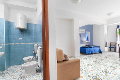 ein Bad mit einem WC und ein Zimmer mit einem Schlafzimmer in der Unterkunft Sorrento Marida Rooms in Sorrent