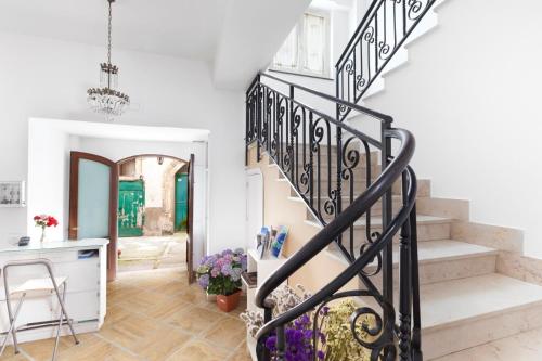 a staircase in a living room with flowers on the floor at Sorrento Marida Rooms in Sorrento