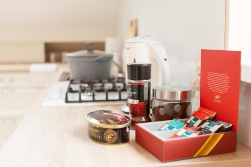 blat z pudełkiem z jedzeniem i ekspresem do kawy w obiekcie "U Mamy Róży" - Pokoje Gościnne w Redzie