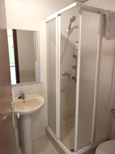 a bathroom with a shower and a sink at Estudio en el centro 0 in Reus