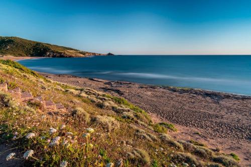 a beach with the ocean in the background at Appartamento Belvedere Sassos P 3267 in Tresnuraghes