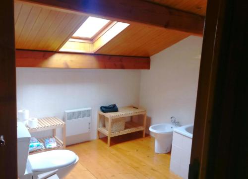 a bathroom with a toilet and a sink and a window at Preciosa casa adosada con piscina in Sainte-Léocadie