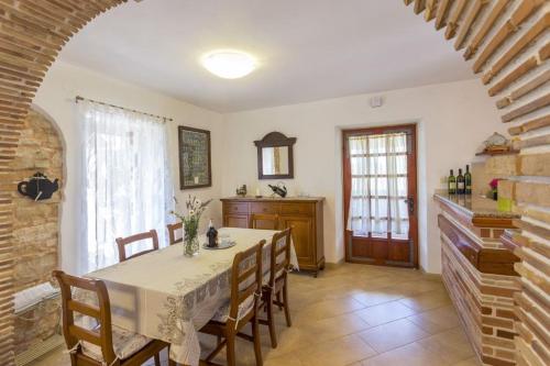 Dapur atau dapur kecil di Holiday house Matija with a POOL