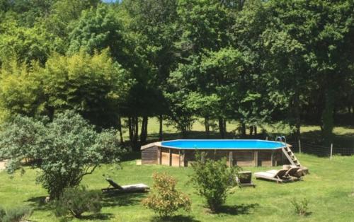 Ein Garten an der Unterkunft gîte de charme avec piscine