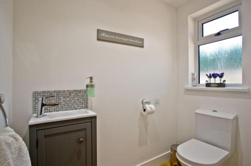 Ένα μπάνιο στο Cedar Lodge, South View Lodges, Exeter