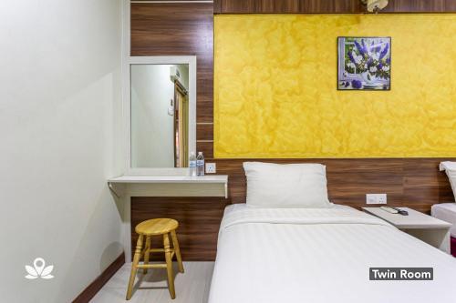 Tempat tidur dalam kamar di Golden Night Hotel