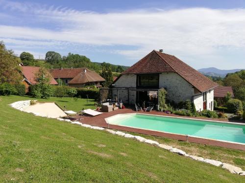 une maison avec une piscine dans la cour dans l'établissement LA GRANGE BONAL, à Villette