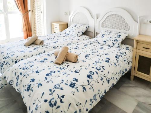 Posteľ alebo postele v izbe v ubytovaní HomelyStay-Benalmadena, Puerto Marina