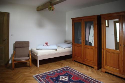 En eller flere senge i et værelse på Ubytování na statku