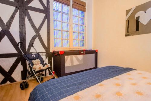 une chambre avec un lit et une télévision dans l'établissement Baionako Apartamentua, à Bayonne