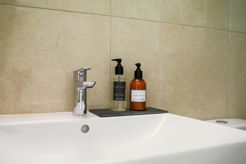 Vonios kambarys apgyvendinimo įstaigoje Phaedrus Living: City Centre Luxury Flat Esperidon 201