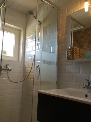 y baño con ducha y lavamanos. en Apartman Dénia, en Denia